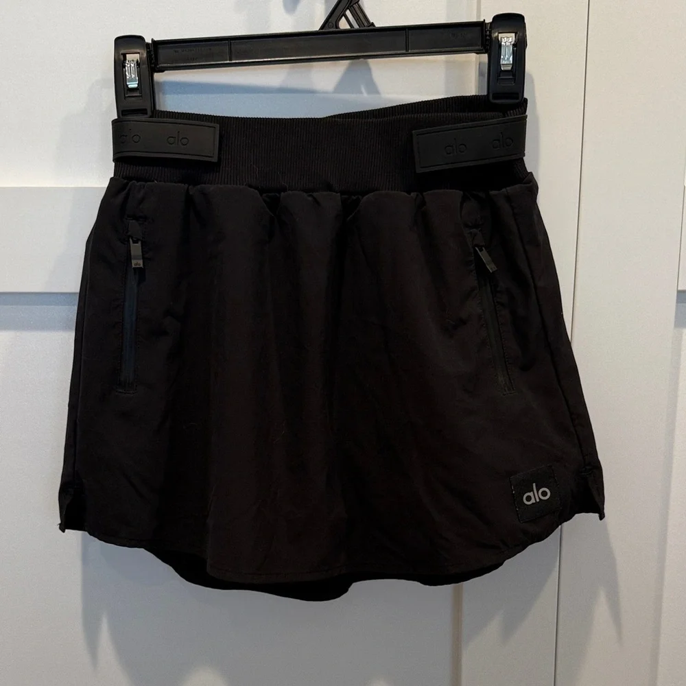 ALO Yoga Black Skirt with Logo Patch - Picture 3 of 15